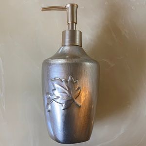 5 soap dispersers, toothbrush holder, and cup BNWT